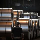 Aufgerolltes Stahlblech lagert in einer Halle von Thyssenkrupp Steel in Duisburg. Bald beginnen die Verhandlungen über den Abbau von 5.000 Stellen sowie die Auslagerung von weiteren 6.000 Stellen. (Archivbild)