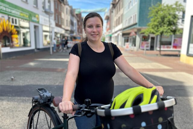 SPD-Kandidatin Birte Simsek mit Fahrrad in der Dattelner Fußgängerzone
