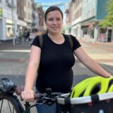 SPD-Kandidatin Birte Simsek mit Fahrrad in der Dattelner Fußgängerzone