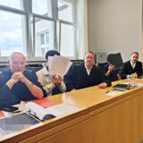 Die Angeklagten neben ihren Verteidigern Volker Schröder, Martin Henrich und Iyad Nassif (v.li.) im Essener Landgericht.