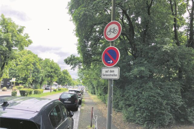 Das Schild „Radfahren verboten“ an der Dortmunder Straße in Waltrop-Ost.