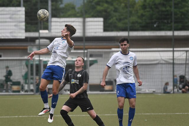 Der FC Castrop-Rauxel (weiße Trikots) spielt in Relegation gegen SC Greven 09