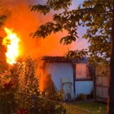 Flammen schlagen aus einer brennenden Gartenhütte.