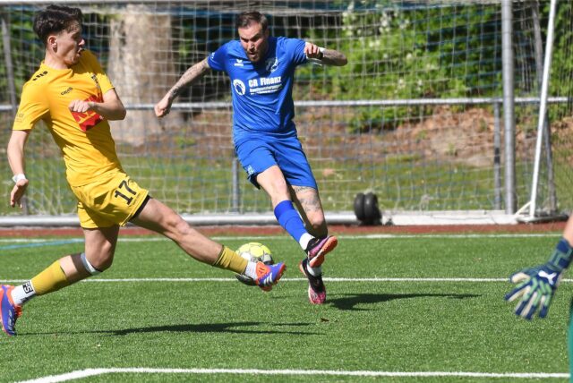 Kevin Großkreutz (am Ball) bleibt Trainer des SV Wacker Obercastrop.