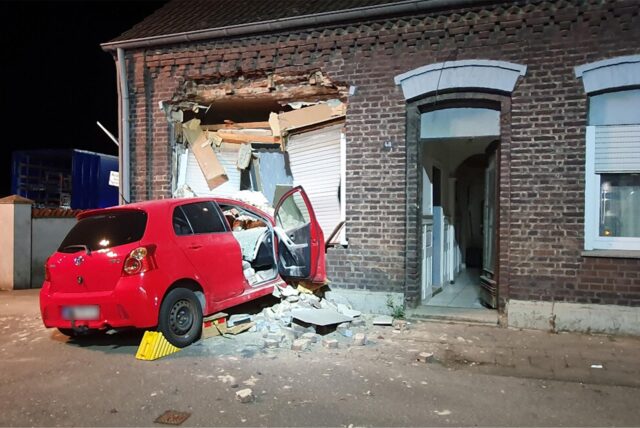 Ein Kleinwagen steckt in einer zertrümmerten Hauswand. Ein 66-jähriger Mann soll geradeaus über eine Kreuzung gefahren und in die Wand des Wohnhauses gekracht sein.