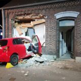 Ein Kleinwagen steckt in einer zertrümmerten Hauswand. Ein 66-jähriger Mann soll geradeaus über eine Kreuzung gefahren und in die Wand des Wohnhauses gekracht sein.