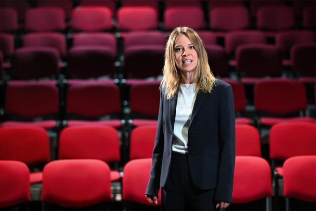 Arikia Orbán als Tessa in „Prima Facie“ im WLT-Studio.