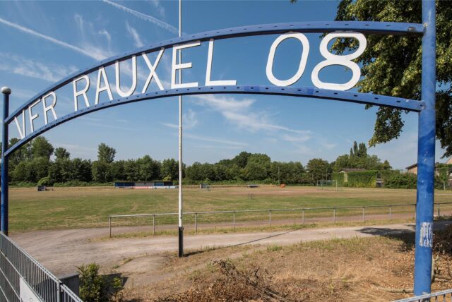 Jahrzehntelang war der VfR Rauxel im Waldstadion an der Vördestraße beheimatet. Seit einigen Jahren ist der Sportplatz verwaist. Im Winter und Frühjahr wurden die alten Gebäude abgerissen.
