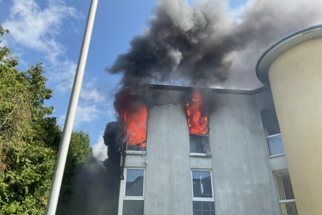Mehrere Meter hoch schlugen die Flammen aus der brennenden Wohnung am Montagmorgen im Lindentalweg in Lütgendortmund. Dichter Rauch zog gen Himmel.
