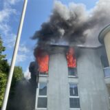 Mehrere Meter hoch schlugen die Flammen aus der brennenden Wohnung am Montagmorgen im Lindentalweg in Lütgendortmund. Dichter Rauch zog gen Himmel.