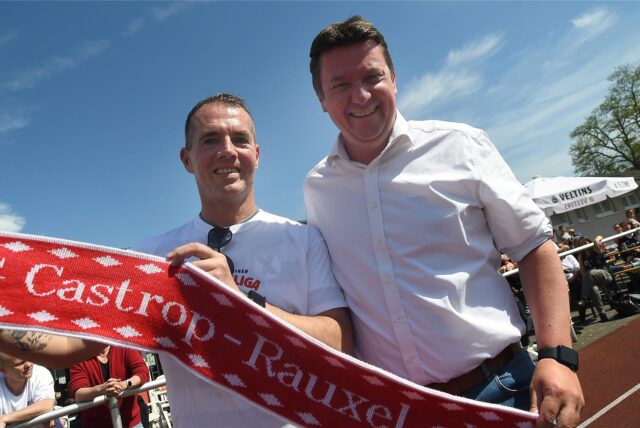 Castrop-Rauxels Bürgermeister Rajko Kravanja (r.) beim Aufstieg der SG Castrop im April 2025.