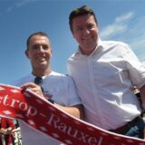 Castrop-Rauxels Bürgermeister Rajko Kravanja (r.) beim Aufstieg der SG Castrop im April 2025.