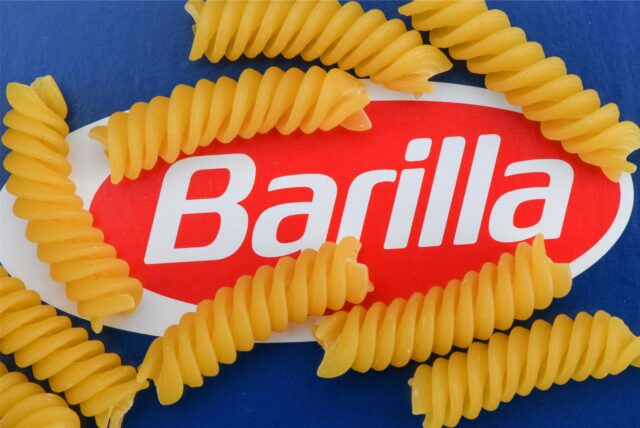 Nudeln liegen auf einer Packung der Marke Barilla.
