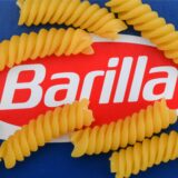 Nudeln liegen auf einer Packung der Marke Barilla.