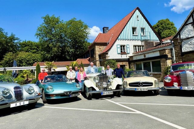Fünf Oldtimer vor dem Restaurant Dieckmann’s.
