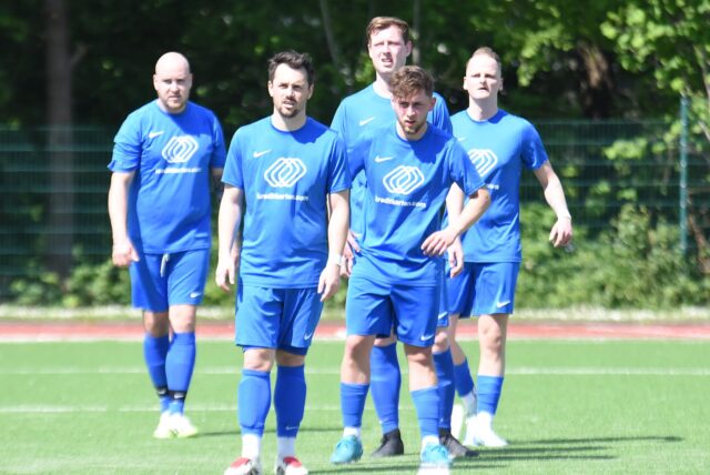 Dennis Korte (vorne links) und der VfB Waltrop II greifen im Entscheidungsspiel gegen SW Röllinghausen II nach dem letzten Strohhalm im Kampf um den Klassenerhalt.