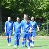 Dennis Korte (vorne links) und der VfB Waltrop II greifen im Entscheidungsspiel gegen SW Röllinghausen II nach dem letzten Strohhalm im Kampf um den Klassenerhalt.
