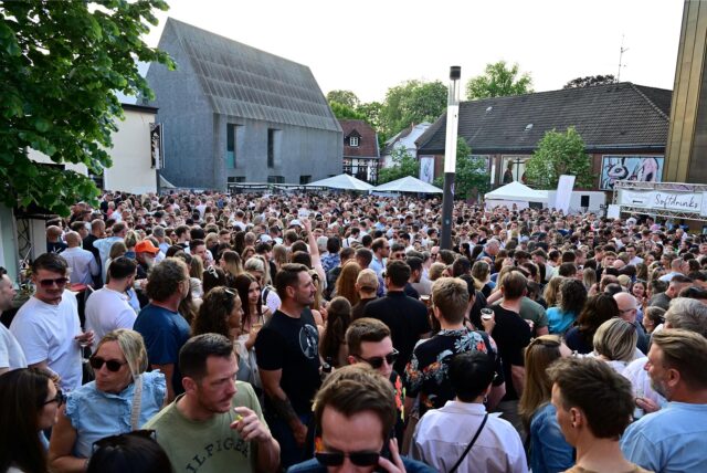 Blick auf den vollen Abendmarkt im Mai.