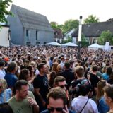 Blick auf den vollen Abendmarkt im Mai.