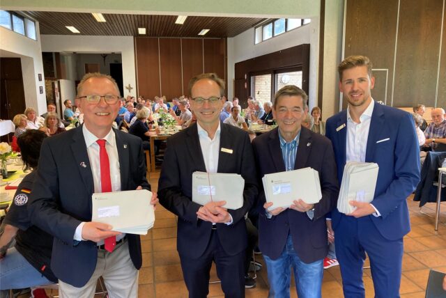 Mitarbeiter der Sparkasse Vest verteilen Spendenschecks an Marler Vereine.