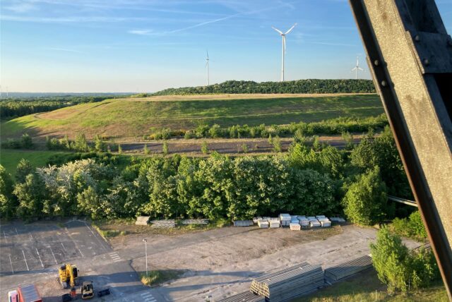Vom Förderturm Schacht 2 der ehemaligen Zeche Auguste Victoria in Hüls fällt der Blick auf die Halde Brinkfortsheide Erweiterung.