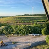 Vom Förderturm Schacht 2 der ehemaligen Zeche Auguste Victoria in Hüls fällt der Blick auf die Halde Brinkfortsheide Erweiterung.