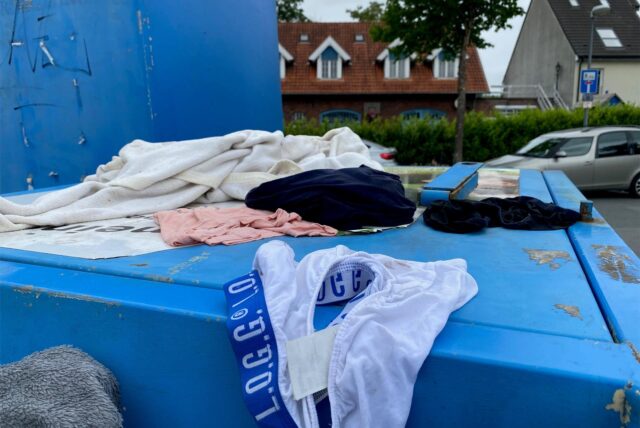 Übergelaufene Altkleider-Container an der Zechenstraße in Herten-Disteln.