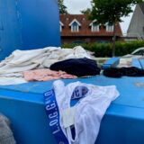 Übergelaufene Altkleider-Container an der Zechenstraße in Herten-Disteln.