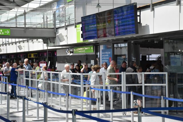 Eine Warteschlange mit Menschen am Dortmunder Flughafen