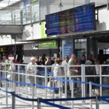Eine Warteschlange mit Menschen am Dortmunder Flughafen