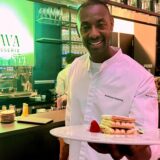 Anthony Sarpong steht in Mava Brasserie am Phoenix-See in Dortmund und präsentiert ein Dessert.