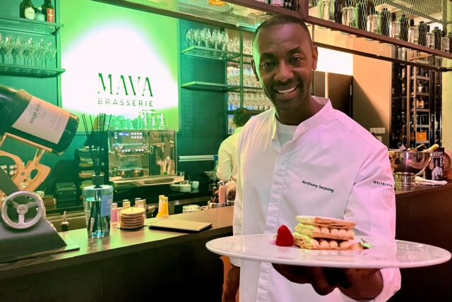 Anthony Sarpong steht in Mava Brasserie am Phoenix-See in Dortmund und präsentiert ein Dessert.