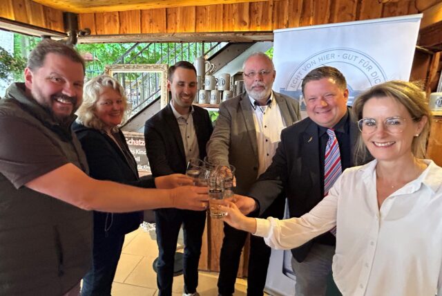Auf ein Klares (v.l.): Gastronom Toddy Geldmann, dessen Schwester Martina, Torsten Gleißner (Gelsenwasser), Martin Bienhüls (DEHOGA), Bürgermeister Andreas Stegemann und Nicole Büsing (Landschaftsagentur Plus).