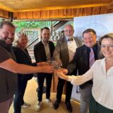 Auf ein Klares (v.l.): Gastronom Toddy Geldmann, dessen Schwester Martina, Torsten Gleißner (Gelsenwasser), Martin Bienhüls (DEHOGA), Bürgermeister Andreas Stegemann und Nicole Büsing (Landschaftsagentur Plus).