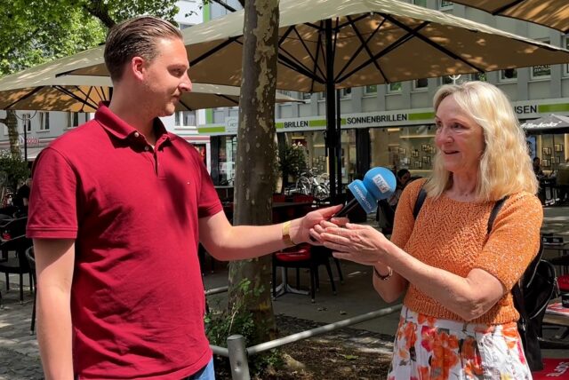 Eine Frau spricht in Dortmund in ein Mikrofon.