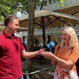 Eine Frau spricht in Dortmund in ein Mikrofon.