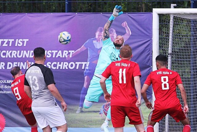 Lob vom Trainer: Torhüter Matthias Koch (hier im Derby gegen den VfB Hüls II) wurde in der Rückrunde zum Rückhalt des FC Marl III.