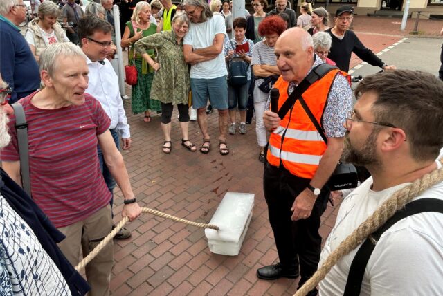 Einen Eisblock haben die Teilnehmer der Aktion „Kunst trifft Klima“ durch Haltern gezogen. Rechts: Künstler Garvin Dickhof, daneben moderiert Kurator Wolfgang Seidel.