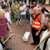 Einen Eisblock haben die Teilnehmer der Aktion „Kunst trifft Klima“ durch Haltern gezogen. Rechts: Künstler Garvin Dickhof, daneben moderiert Kurator Wolfgang Seidel.