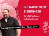 Das Bild zeigt zwei Personen vor einem Hintergrund, der teilweise aus rosa Eis besteht. Es handelt sich um eine Werbekampagne von „Radio Vest“ mit dem Slogan „Die Radio Vest Eisbringer“.