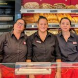 Drei Mitarbeiterinnen vor der Brötchentheke