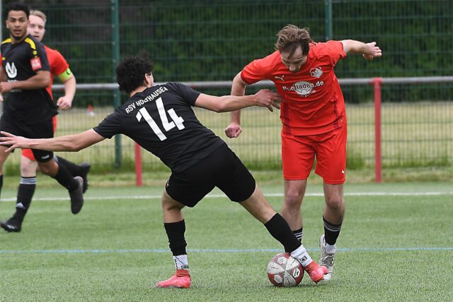 Das Rückspiel in der Kreisliga A gewann der SuS Merklinde (rote Trikots) mit 5:4 gegen den RSV Holthausen.