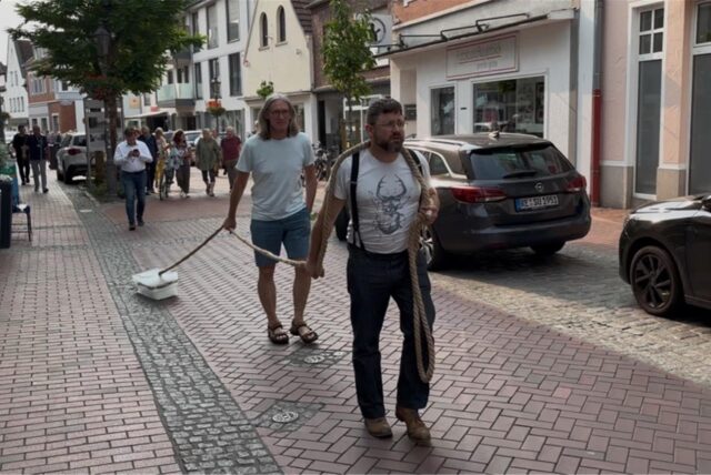 Künstler Garvin Dickhof zieht einen Eisblock durch die Halterner Innenstadt