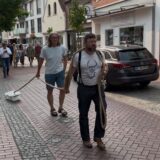 Künstler Garvin Dickhof zieht einen Eisblock durch die Halterner Innenstadt