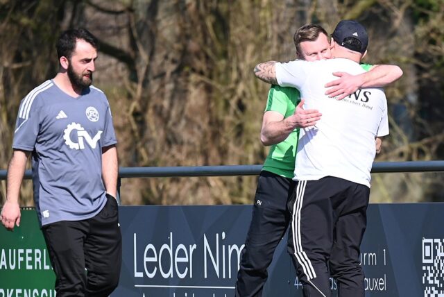 Patrick Hölken und Mehmet Öztürk umarmen sich freundschaftlich