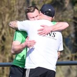 Patrick Hölken und Mehmet Öztürk umarmen sich freundschaftlich