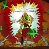 Ein Kind steht vor einer Installation der Asterix-Ausstellung bei Phoenix des Lumières.