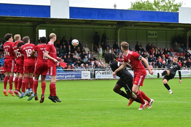 Rund 1000 Zuschauer erlebten im Badeweiher-Stadion das Kreispokalfinale zwischen Rot-Weiß Deuten und SV Dorsten-Hardt mit.