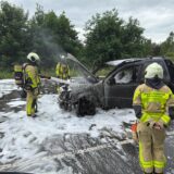 Der Pkw brannte kurz vor der Freudenberg-Kreuzung komplett aus.