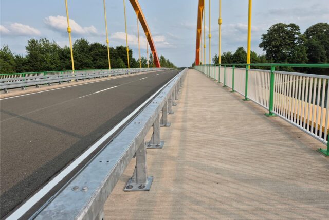Fahrbahn, Geh- und Radweg sowie Leitplanken auf der B474n-Brücke in Datteln.